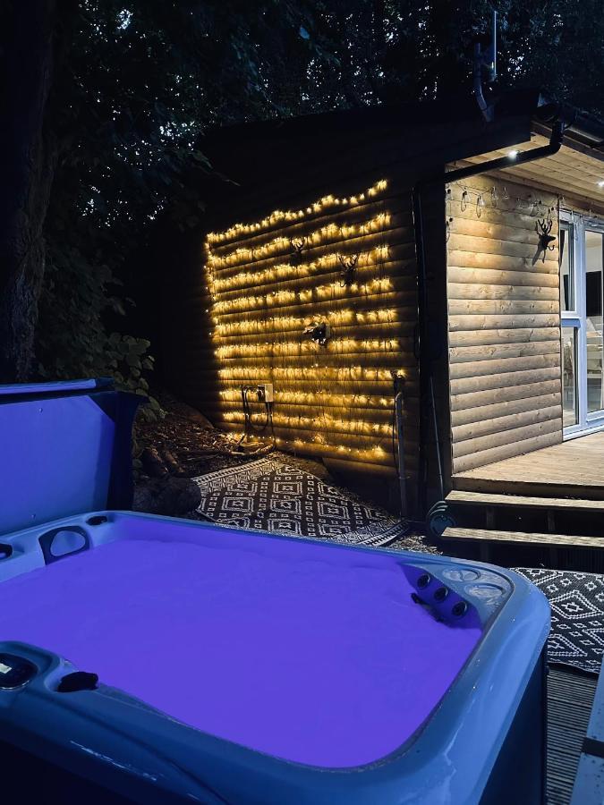 Unique Orchard Lodge For Couples With Hot Tub Strathaven Kültér fotó